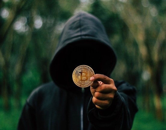 Bitcoin desafía las normas del dinero tradicional: ¿es la alternativa que necesitamos o una burbuja por estallar? Un análisis sobre su impacto y futuro.
