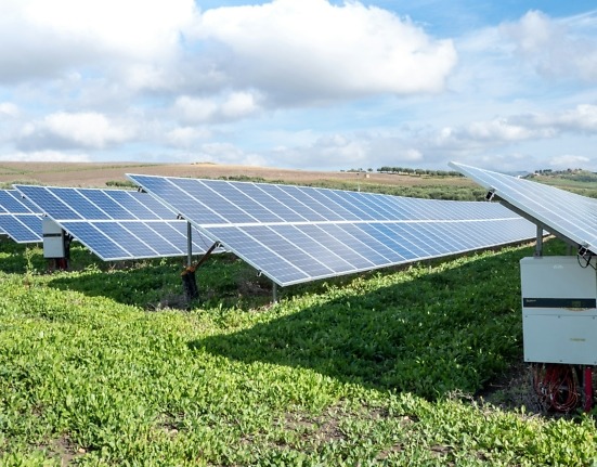 Descubre cómo México está avanzando en la investigación de energías limpias como la solar, eólica y geotérmica, apostando por un futuro sostenible.